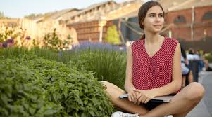 Who is Mariana Holert and What is Her Artistic Vision?